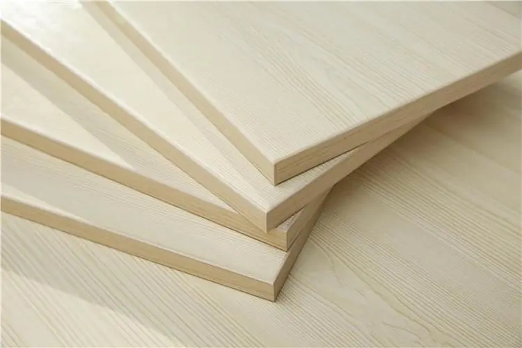 A melegen olvadó ragasztó megválasztása a panelbútorok élzáró iparában.