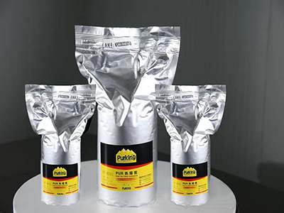 A PUR ragasztó felhordása a tömítő élekre